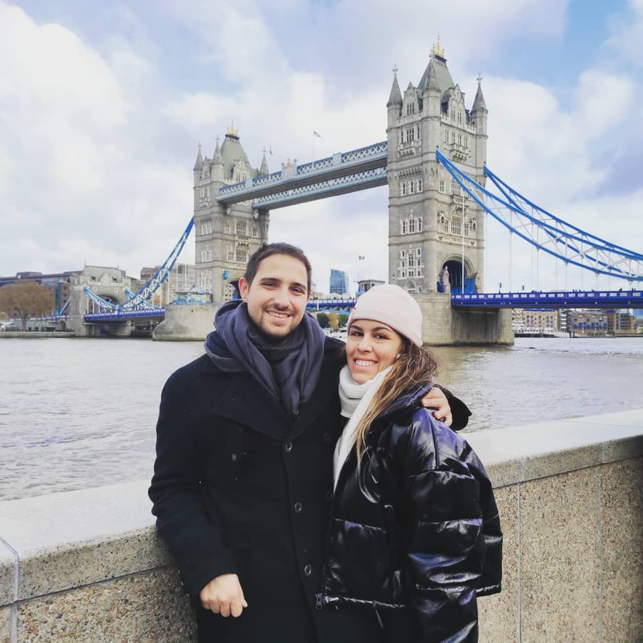 Vicky y Franco frente al Tower Bridge en Londres