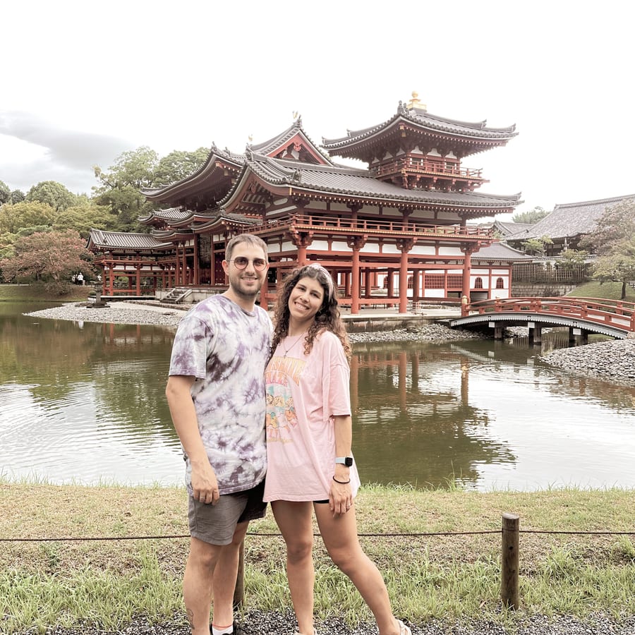 Vicky y Franco en un templo en Japón