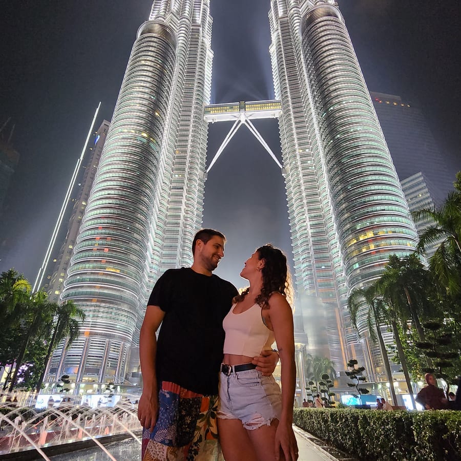 Vicky y Franco frente a las Torres Petronas en Malasia