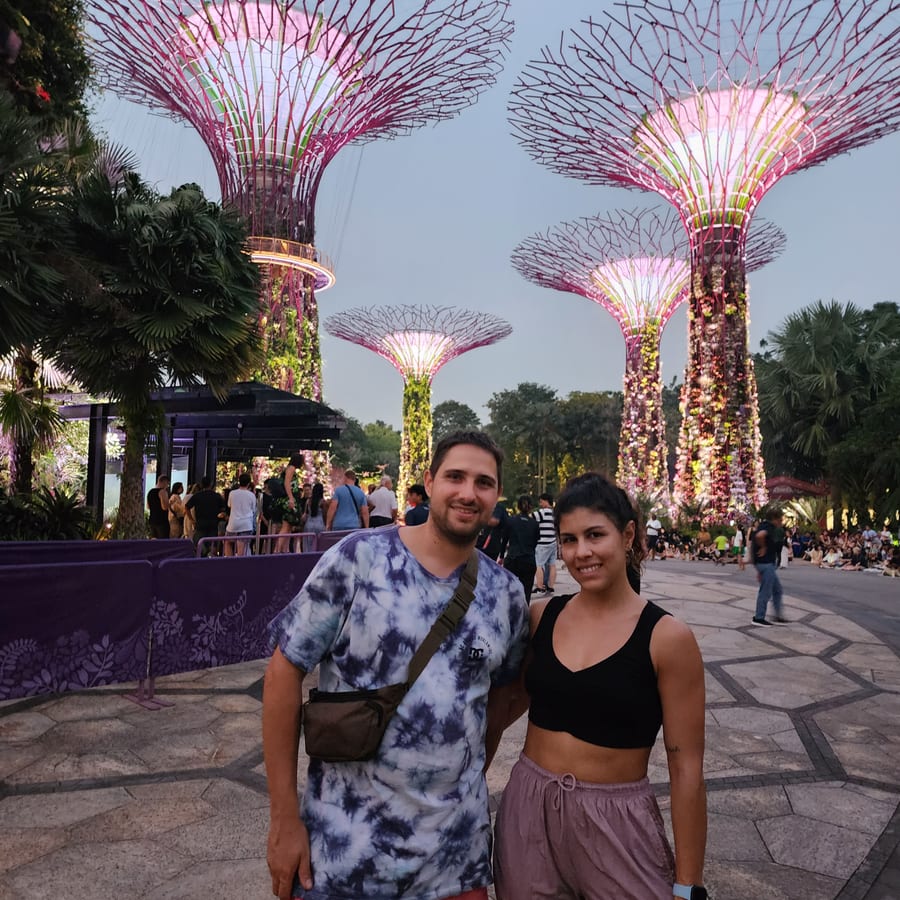Vicky y Franco en los jardines de Singapur