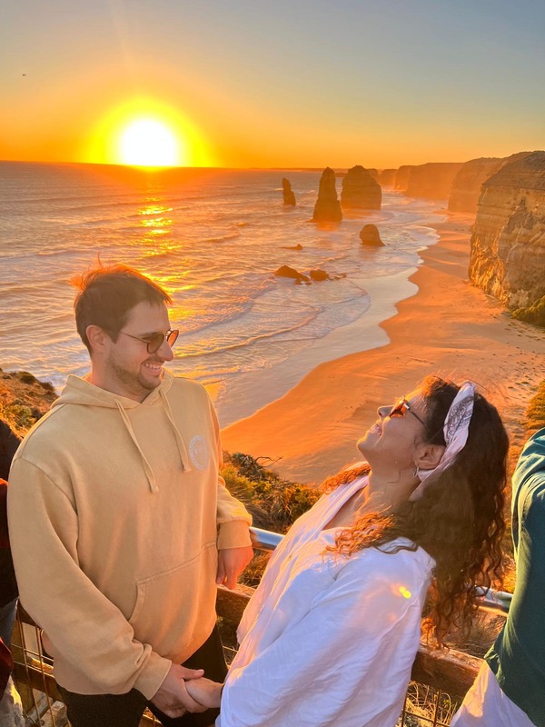 Vicky y Franco en un atardecer en la costa